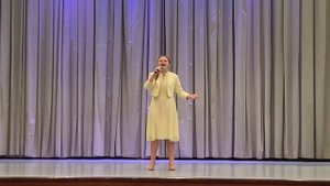 Олеся Тараненко исполняет песню "Гляжу в озера синие…"