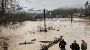 Десятки дорог затоплены, вода подобралась к жилым домам. Проливные дожди вызвали наводнения в США