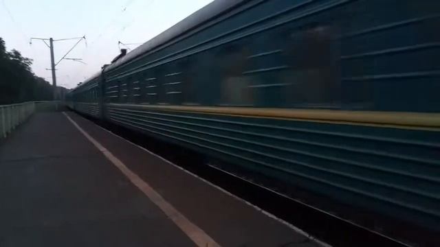 ЧС4 с пассажирским поездом. смотреть онлайн