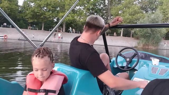 Домашние видео. Прогулка на катамаране.