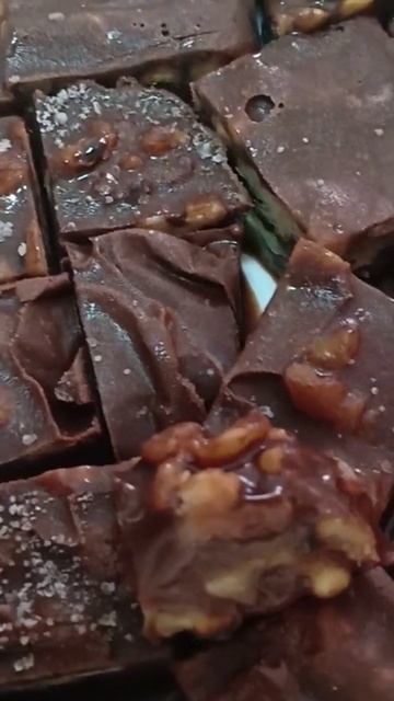 المكسرات بصوص الشوكلاتة😋😋