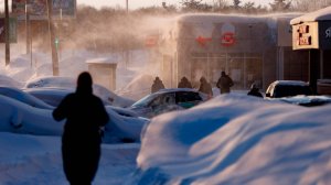 Нулевая видимость, снегопады и массовые аварии на дорогах. Метели и вьюга заметают Поволжье