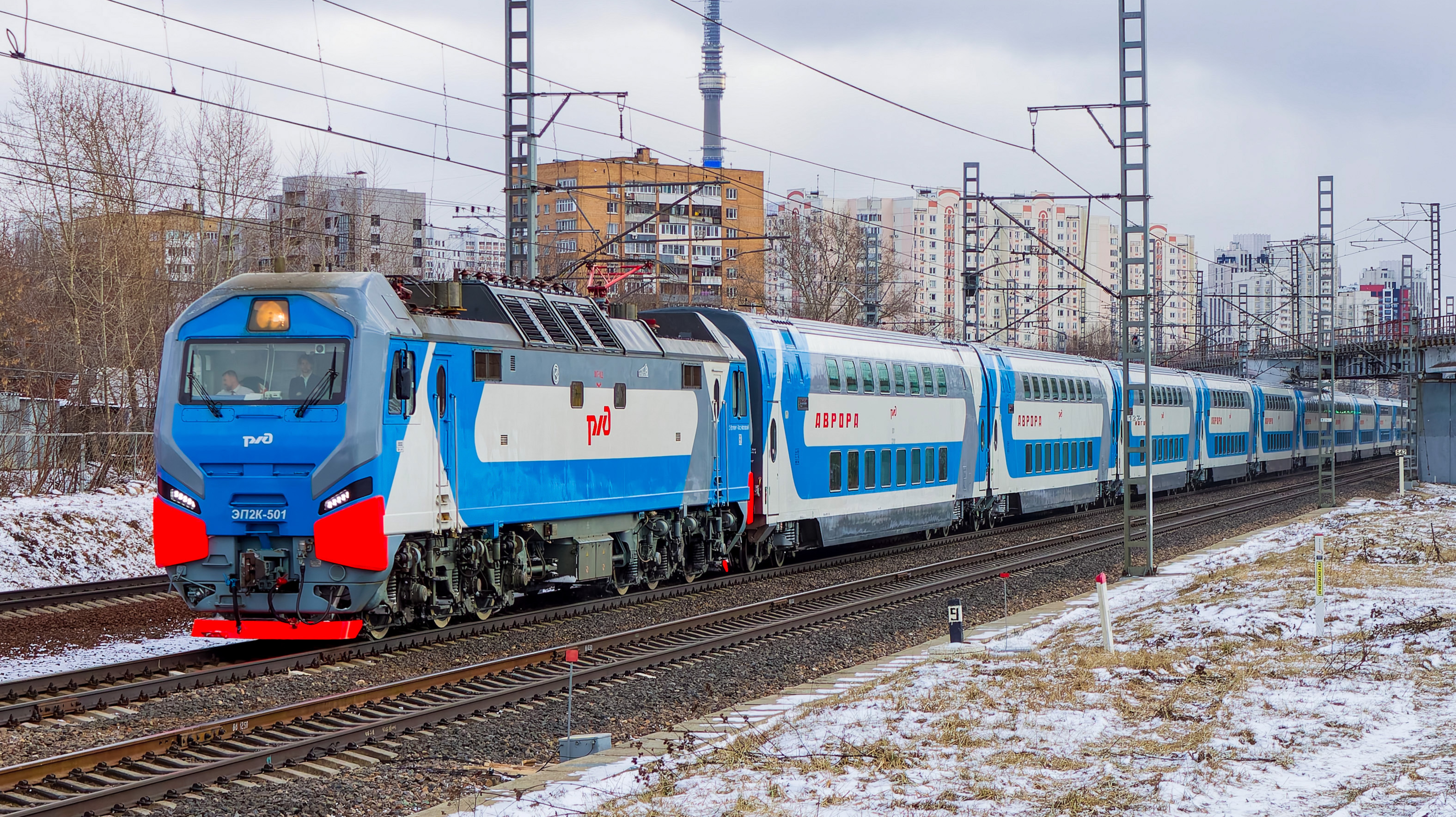 ЭП2К-501 с поездом Москва–Санкт-Петербург «АВРОРА»