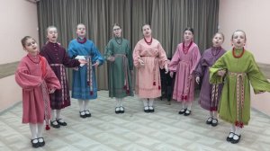 "Возле кумова двора" плясовая старожил Сибири. Исполняет детский фольклорный ансамбль "Коломень".