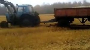 Серега Коуров буксует на тракторе Шатрово уборка 2014 г.