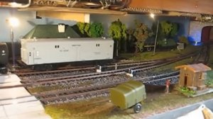 Тепловоз 2ТЭ10У с грузовым поездом. Макет СЖД H0.