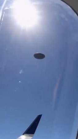 Дискообразный Корабль Рядом с Самолетом