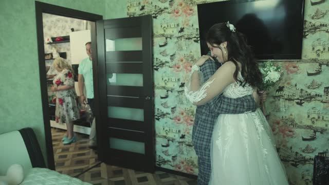 Жених приехал за невестой, но родственники просто так его не пускают к любимой смотреть онлайн