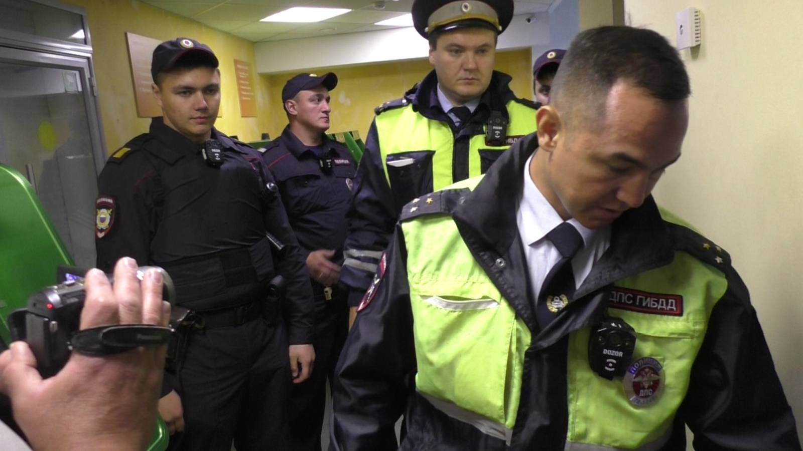 Санкт-Петербург. ФиналСпас пьяного оленя, а он вломил по полной. Гаишники разрулили по понятиям смотреть онлайн