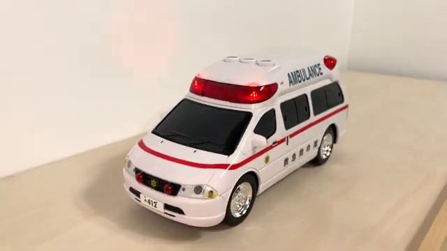 Маленькая скорой помощи едет в экстренном порядке со звуком сирены!
