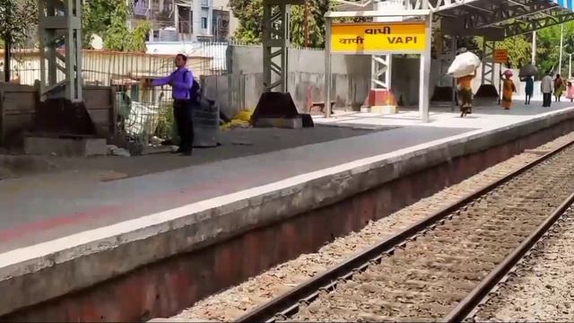 वापी रेलवे स्टेशन की सच्चाई नहीं जानते होंगे !!! | vapi railway station !!! | valsad | Gujarat смотреть онлайн
