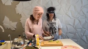 Лизкетч готовит роллы с мамой ВСЛЕПУЮ и ВГЛУХУЮ