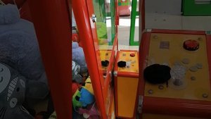 Автомат хватайка, но маленькая клешня, а дырка большая.