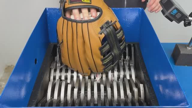 ТЭНЕСНЫЙ МЯЧ С ШИПАМИ против ИЗМЕЛЬЧАЮЩЕЙ МАШИНЫ смотреть онлайн