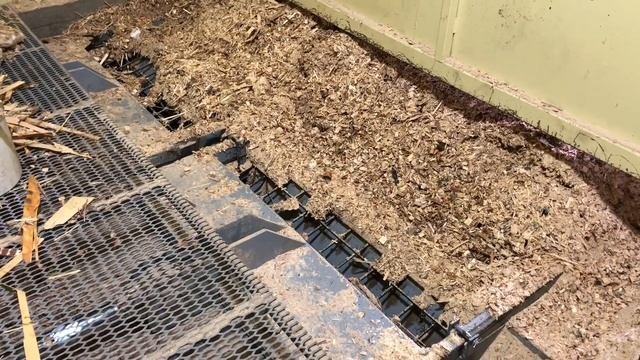 Живое подвижное  дно склада щепы и опилок для котельных установок. Видео в работе