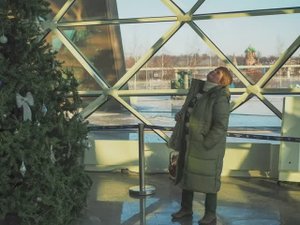 Заведующая струнным отделением ДМШ №4 во время посещения Останкинской телебашни и аллеи звезд