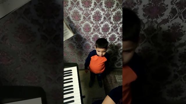 Аргишти Армавирский (возраст 3 года) - вокальные упражнения. Педагог Татев Погосовна