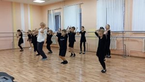 Разучивание танца " Круче всех " . Ансамбль танца " Конфетти " Натальи Толмачевой .