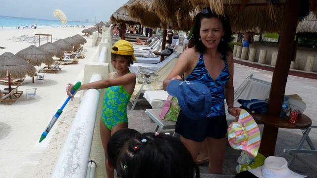 3 Kids In Gran Melia Pool Cancun Mexico смотреть онлайн
