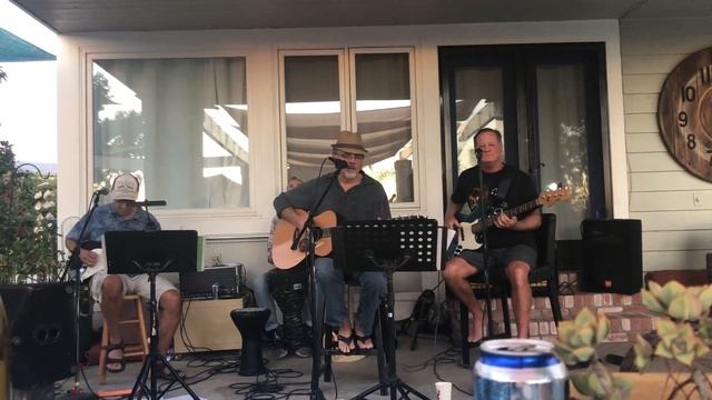 Mango Bay playing 'They Call Me The Breeze' смотреть онлайн