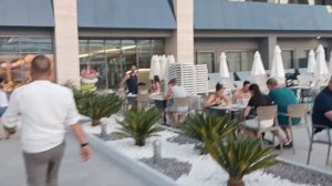 Много народу. Бассейн. Второй корпус. Отель Victory Be Mine Hotel.