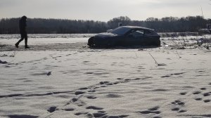 Машина провалилась под лёд. Дети катаются с горки и наблюдают за спасением.
