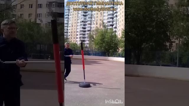 Отработка ударов двухсекционным шестом Лянцзегунь на макиваре (7)