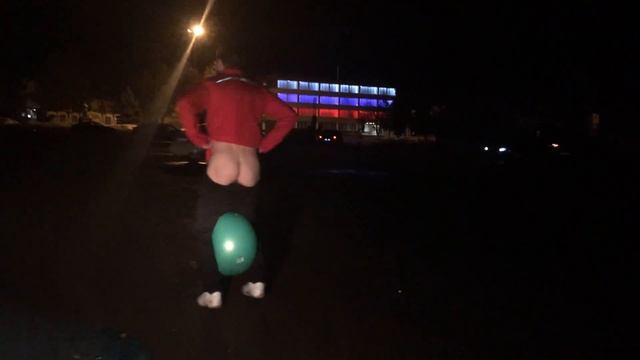 С голой ж...пой по центру города