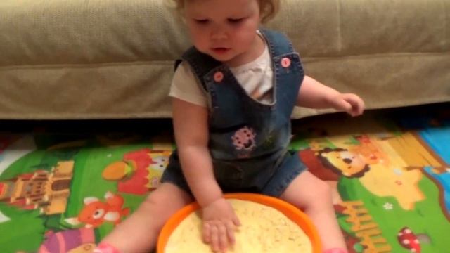 Развиваем моторику, Ищем игрушки в крупе смотреть онлайн