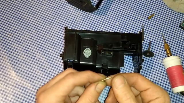 Мерседес W124 w201 190. Ремонт пепельницы.Пепельница не открывается. смотреть онлайн