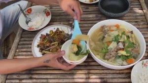 Два деревенских повара готовят курицу на обед всей семьей. Простые рецепты приготовления курицы