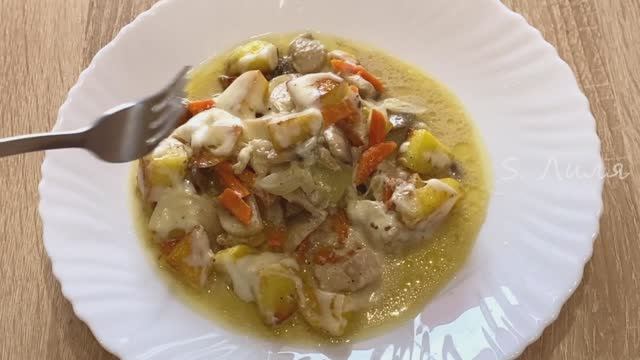 Жаркое с курицей, картошкой, грибами в сливочном соусе.