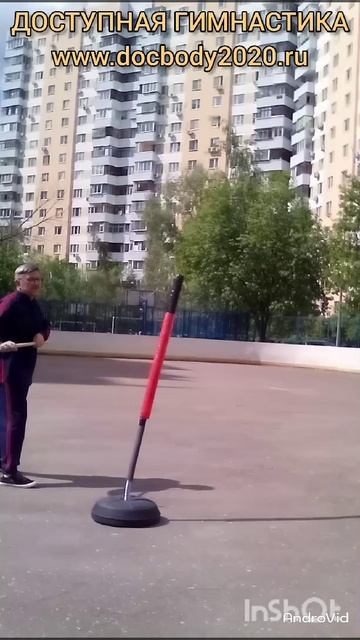 Отработка ударов двухсекционным шестом Лянцзегунь на макиваре (9)