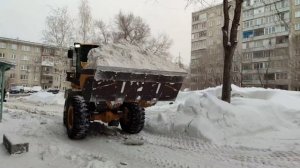 ГК МКС  ( "УКЖХ Октябрьского района" ) Механизированная уборка и вывоз снега : ул.Толстого, 234