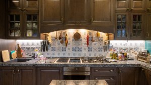 Кухонный фартук в изразцовой облицовке