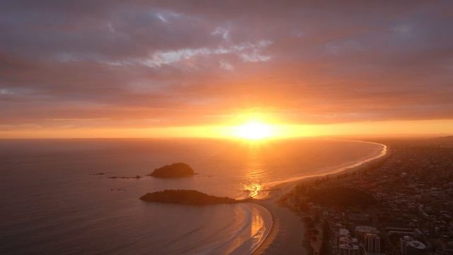 Beautiful Golden Ocean Sunrise (4K) with relaxing music - Mauao, New Zealand смотреть онлайн