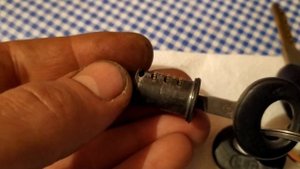 Мерседес 190 w201. Ремонт и регулировка бардачка.