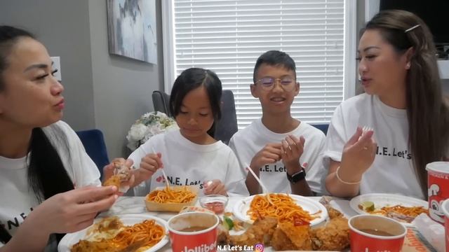Jollibee Feast *Spicy ChickenJoy, Spaghetti, Seafood Palabok and Peach Mango Pie Family Mukbang |N. смотреть онлайн