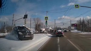 В Пензе неопытная автоледи устроила ДТП на перекрестке. Шлагбаум