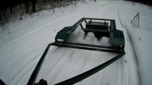 Резак лыжни "Медведь" присыпает лесной мусор.