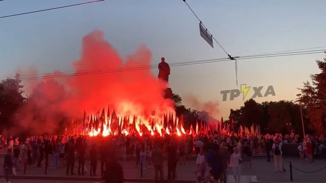 🔥 Тем временем, робингуды прошлись по Сумской и требуют у памятника Шевченко лучшей жизни