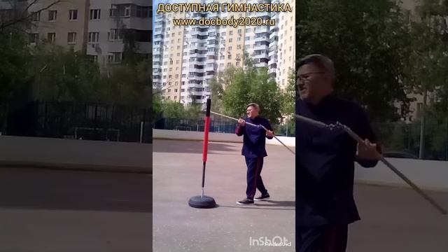 Отработка ударов двухсекционным шестом Лянцзегунь на макиваре (8)