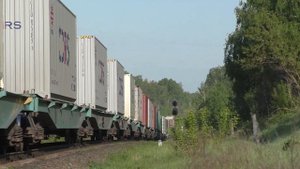 Тепловоз 2ТЭ25КМ-0107 с контейнерным поездом легко берет крутой подъем.