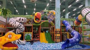 Ребенок играет в догонялки на детской площадке бегает по лабиринту