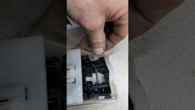 как снять ручку задней двери на фольцваген TOUAREG 2013 года смотреть онлайн