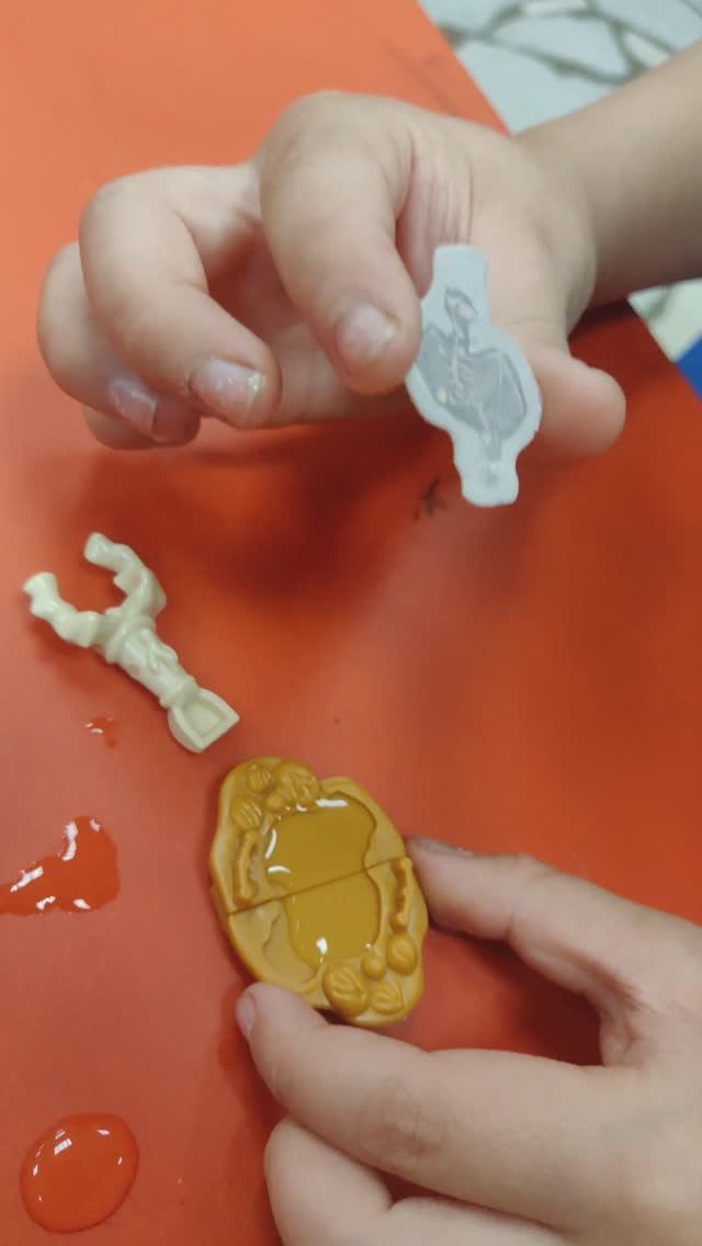 Распаковка археологической серии Шоколадного яйцо Kinder Сюрприз с проявляющимся в воде рисунке