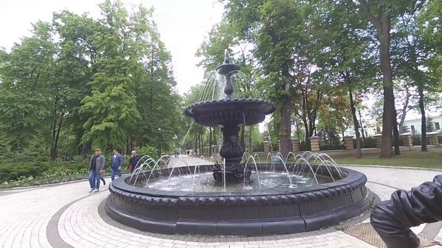 Экскурсия на самокатах в Мариинском парке Киев. ПрокатУга - prokatuga.top смотреть онлайн