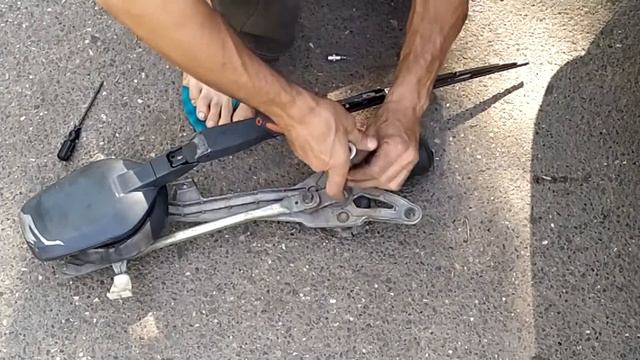 Мерседес 190 w124,.Сломались дворники. Не работает одна из скоростей,как разобрать дворник.Wiper fix смотреть онлайн