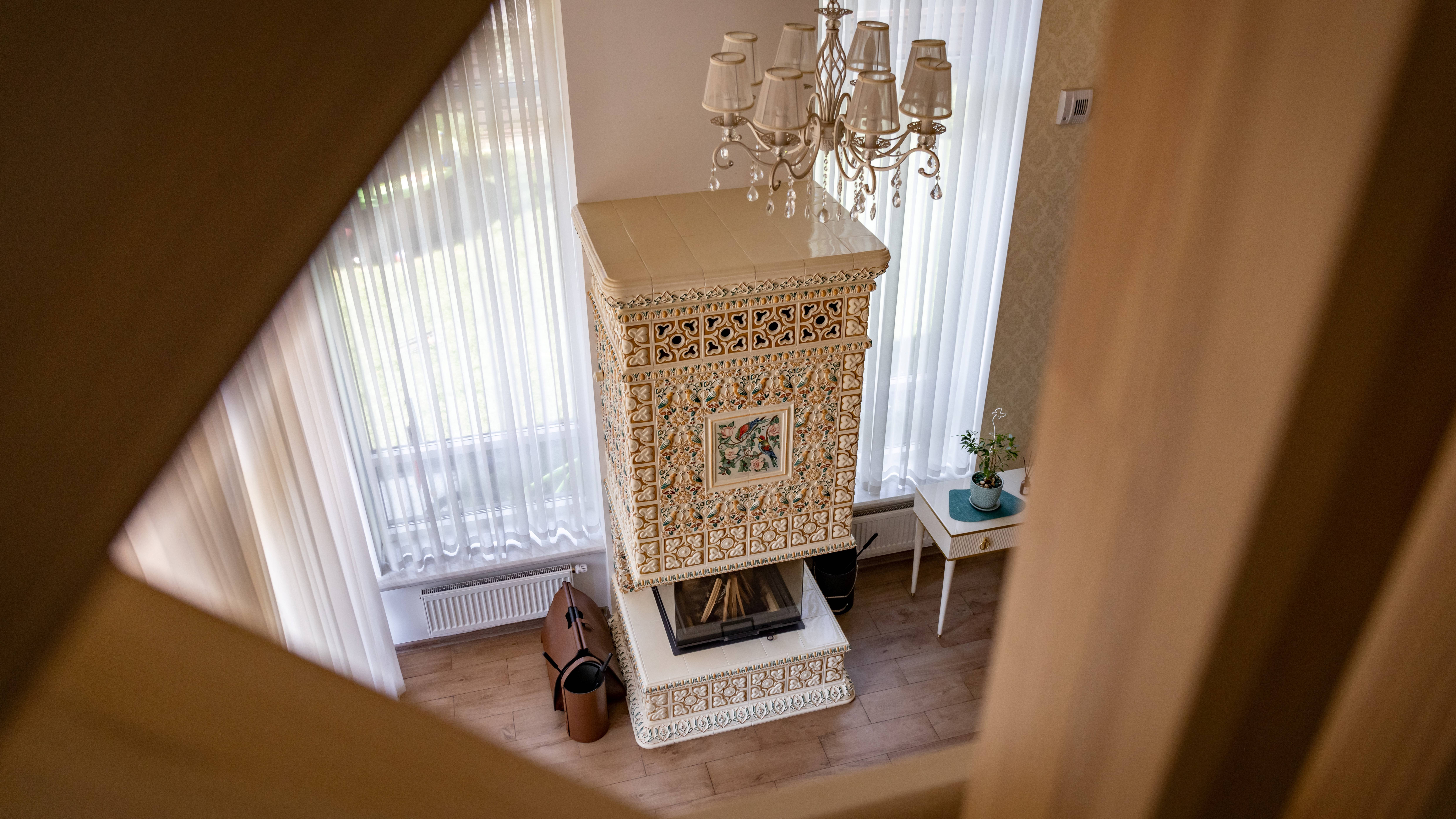 Камин с трёхсторонней топкой в изразцовой облицовке "Птички"