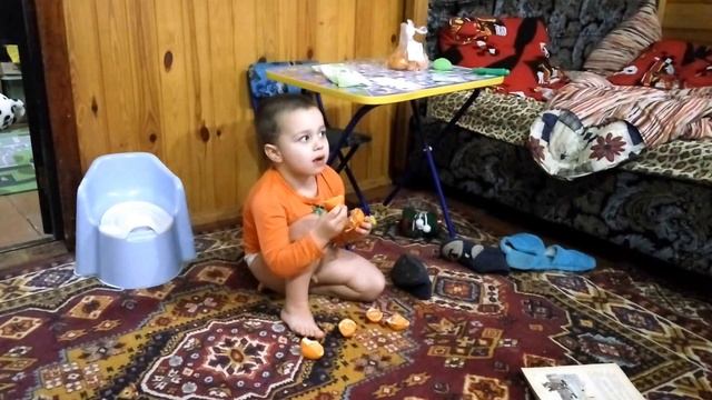 Ребенок в первый раз чистит сам мандарины, А потом ..... смотреть онлайн